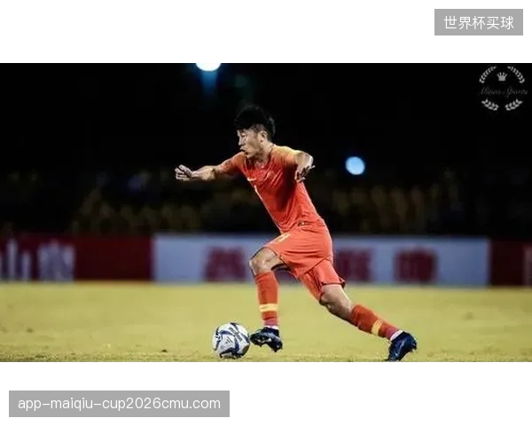 三中卫体系能释放边翼卫进攻活力，但对两名中卫身后的肋部空当保护提出更高要求。